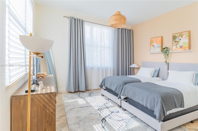 Building Photo - 802 W Windward Way