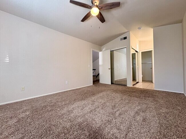 Building Photo - Beautiful 3 bedroom 2.5 bathroom in Antelope!
