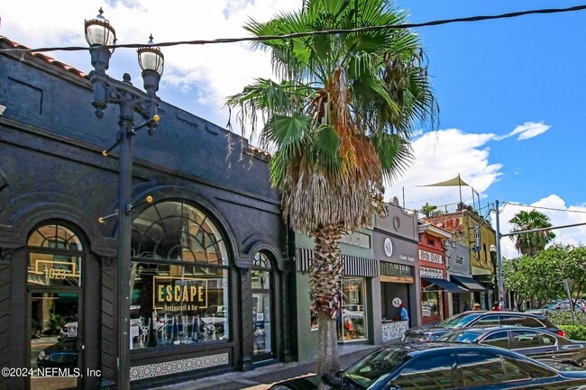 Building Photo - 2050 Dellwood Ave