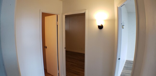 Building Photo - Spacious 2-Bedroom, 1-Bath in Cathedral Point