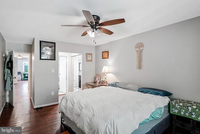 Building Photo - 9743 Kings Crown Ct