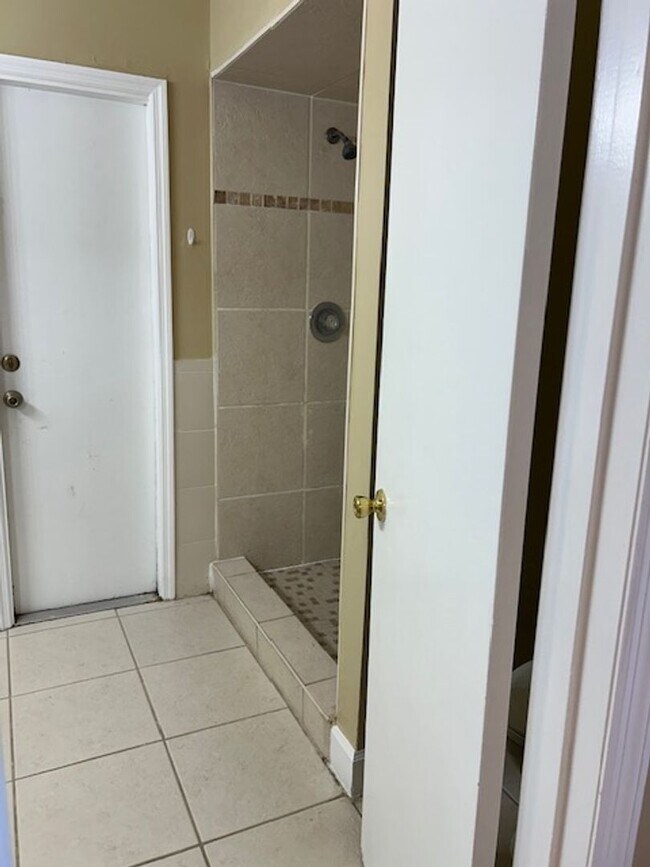 Building Photo - JUST LISTED -5 BEDROOM + BONUS ROOM - DELTONA NO PETS ALLOWED