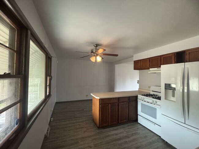 Building Photo - 27 W 155th Pl
