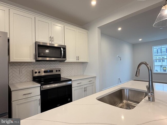 Building Photo - 453 Husky Trl