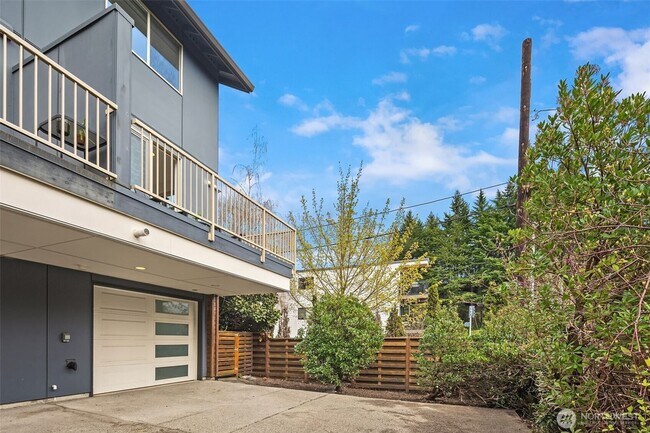 Building Photo - 3bd/2.25Ba Seattle Townhouse