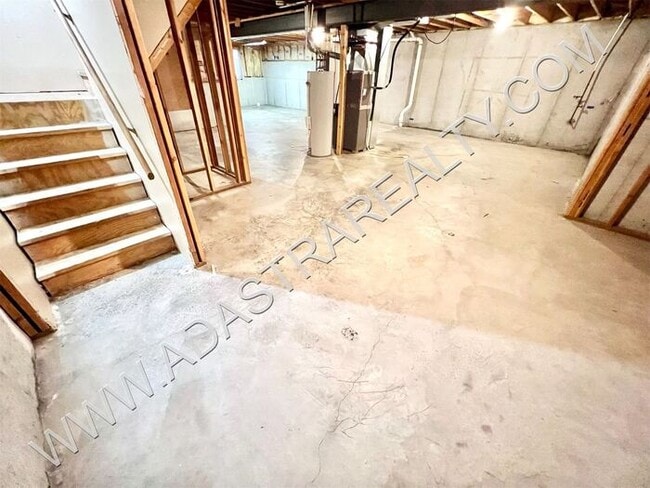 Building Photo - Spacious Gardner Duplex-Available in NOVEM...
