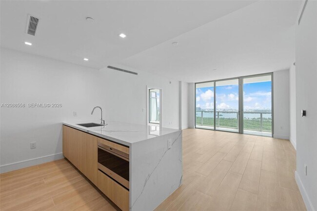 Building Photo - 2411 Laguna Cir