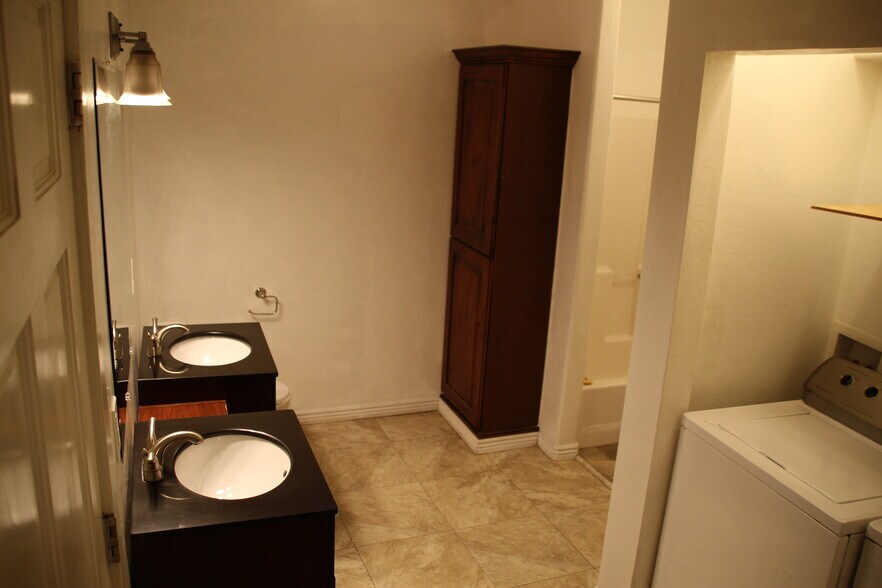 Building Photo - 1410 Canyon Dr