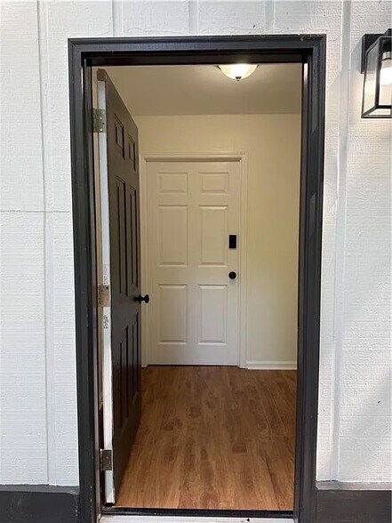 Building Photo - Room in House on Wedgewood Dr