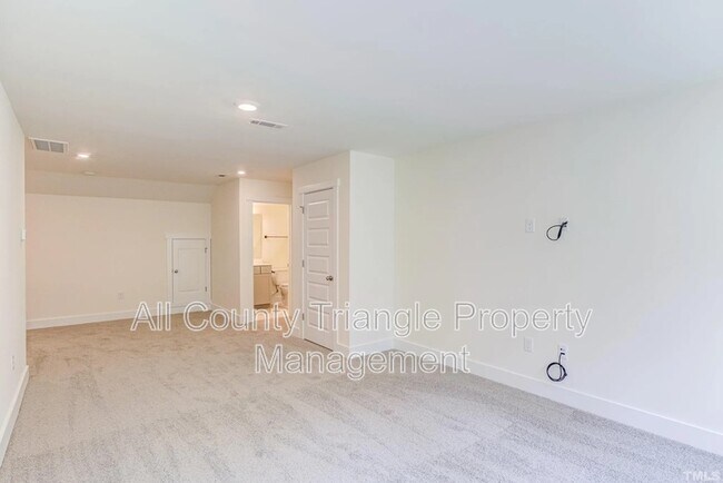 Building Photo - 6943 Doddridge Ln