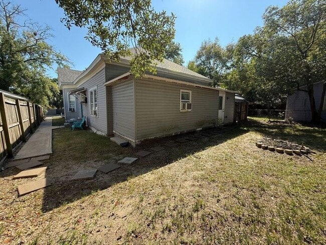 Building Photo - Pensacola - Downtown - 1 bedroom, 1 bathroom - partial utilities included
