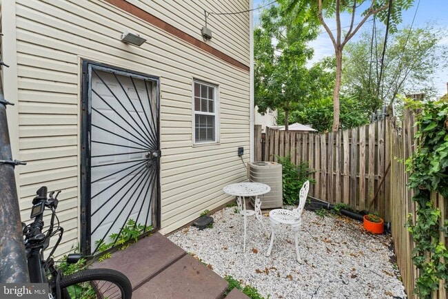 Building Photo - 550 Hobart Pl NW