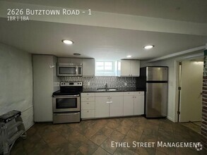 Building Photo - Vintage 1-Bedroom Apartment On A Quiet Res...