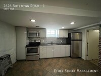 Building Photo - Vintage 1-Bedroom Apartment On A Quiet Res...