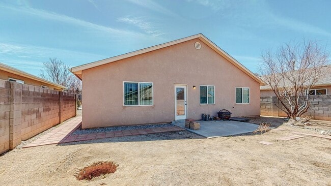 Building Photo - Lovely 3 bedroom home in convenient location.