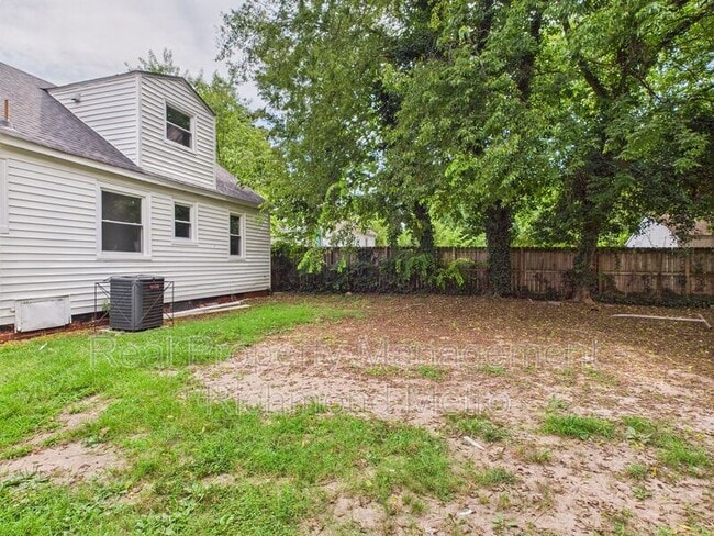 Building Photo - 3905 Larchmont Ln