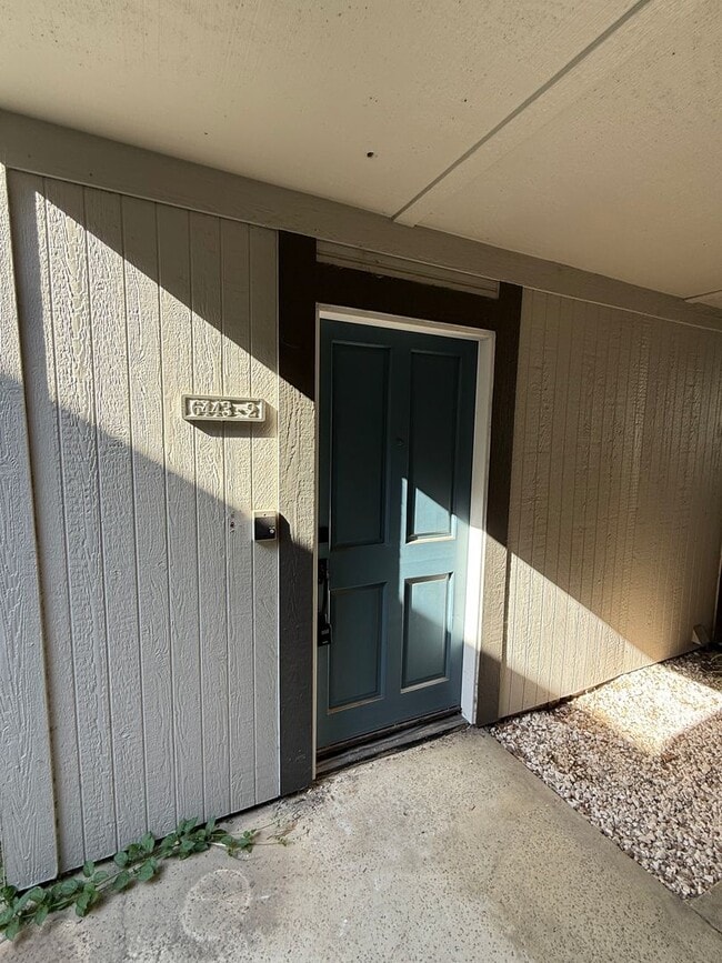 Building Photo - Nicely upgraded Townhome is East Simi