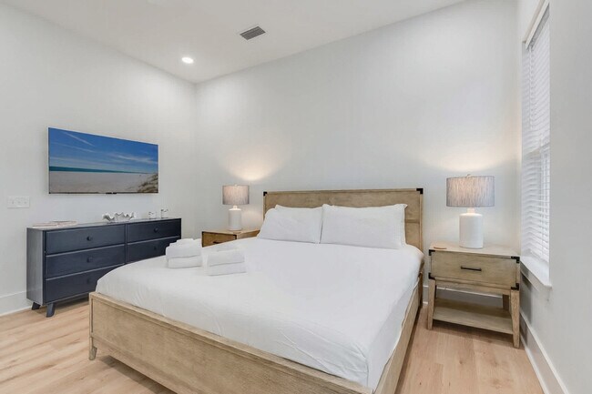 Building Photo - 223 E Lakeshore Dr