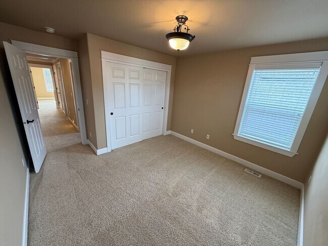 Building Photo - Stunning large 3 bedroom plus bonus rooms ...