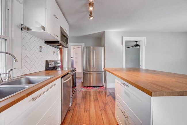 Building Photo - $2,200 - 2 Bed, 1 Bath Home in Englewood w...