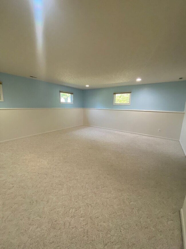 Building Photo - Spacious 4 Bedroom, 2.5 Bath Home
