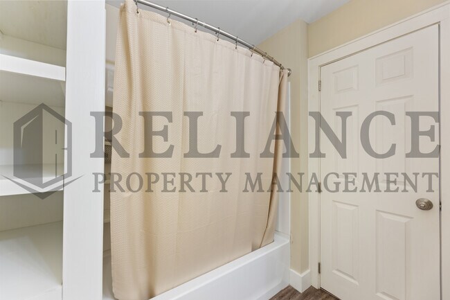 Building Photo - 221 N Walnut St