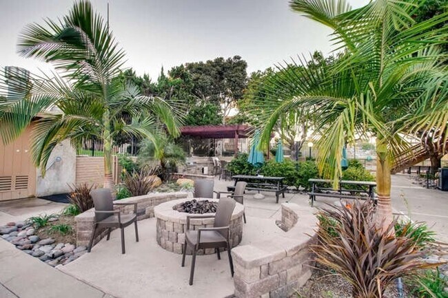 Building Photo - Beautiful 2B/1.5BA Condo W/ AC & Reserved Parking in Point Loma!