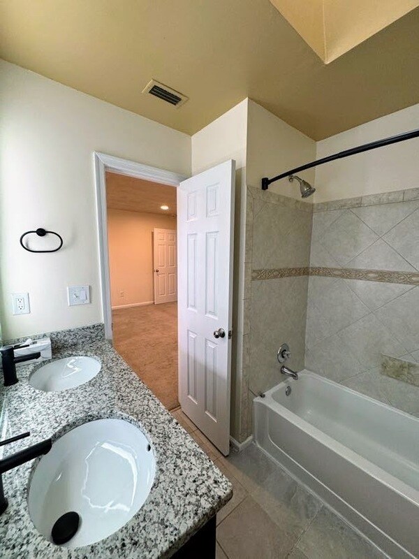 Building Photo - 3021 Glastonbury Dr