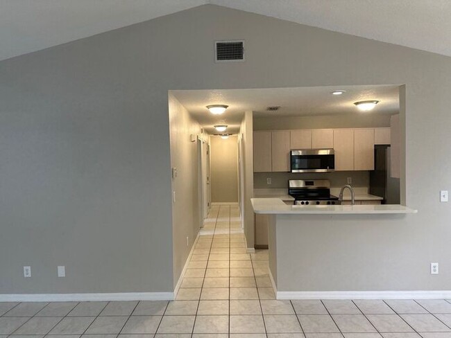 Building Photo - **Bright 3BR/2BA Home with Covered Porch i...
