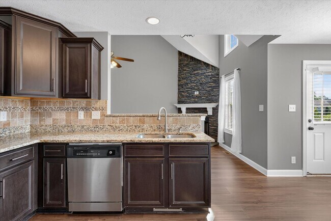 Building Photo - 645 Fox Hound Dr