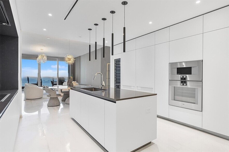 Building Photo - 300 Biscayne Boulevard Way