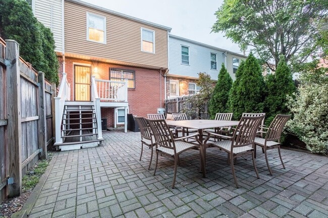 Building Photo - 366 Monmouth St