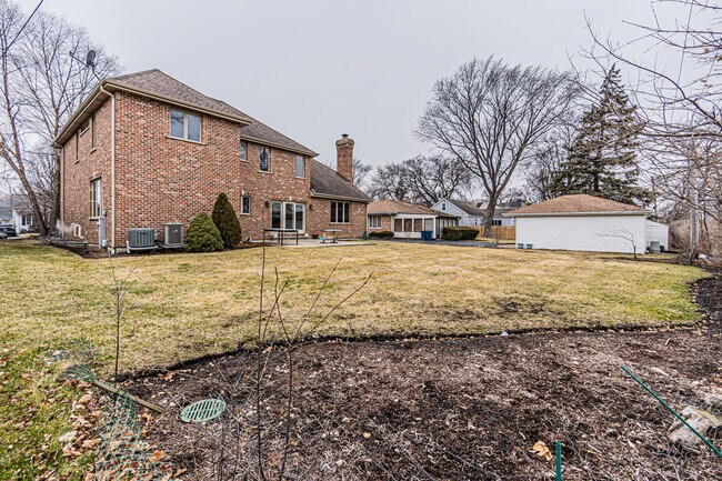 Building Photo - 361 S Elm St