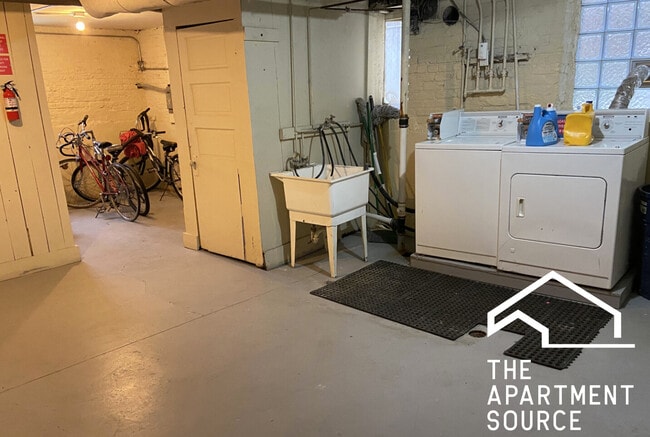 Building Photo - 4040 W Dickens Ave