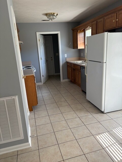 Building Photo - 598 Clear Cir
