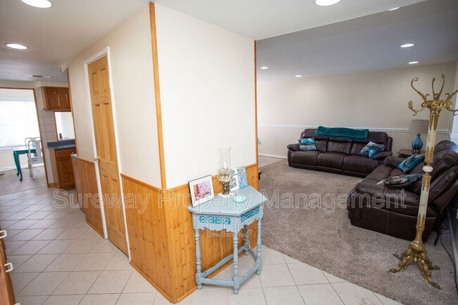 Building Photo - 207 Empress Ct