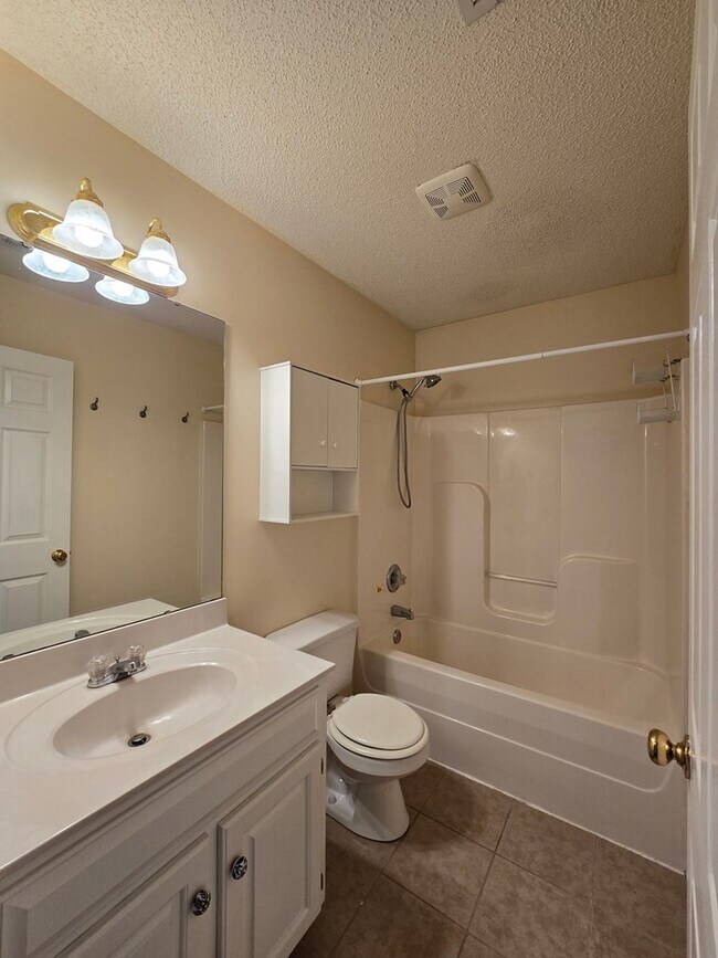 Building Photo - 3563 Beacon Dr