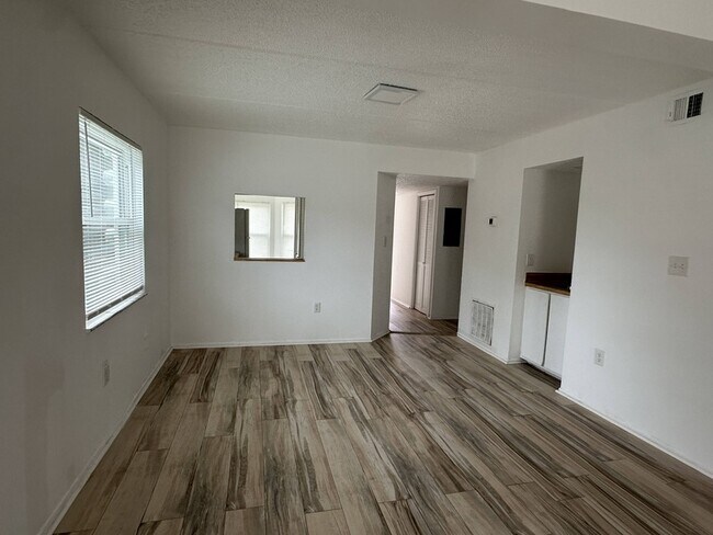 Building Photo - 6505 Dumont Ave