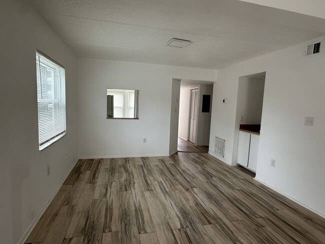 Building Photo - 6509 Dumont Ave