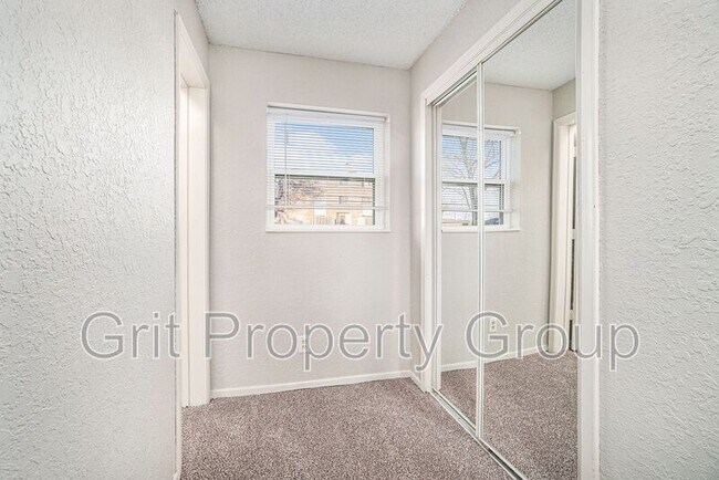 Building Photo - 6924 N Olive St