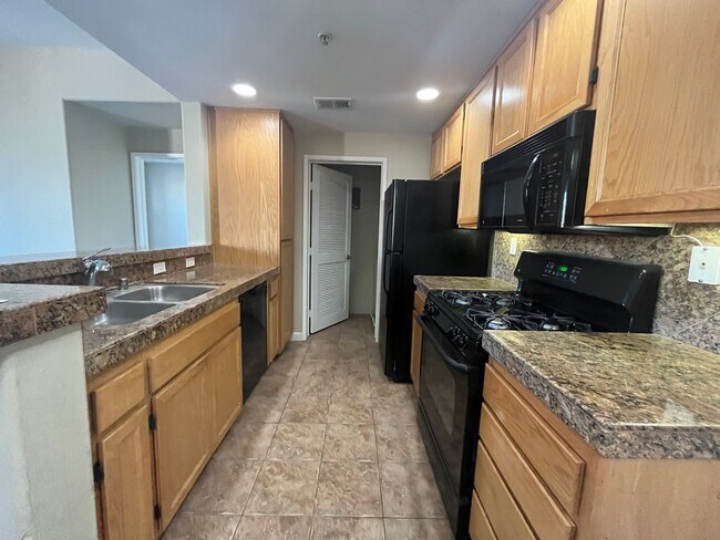 Building Photo - Cozy 2 bedroom apartment on East Palomar!