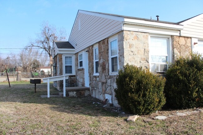 Building Photo - Minutes from Tinker!