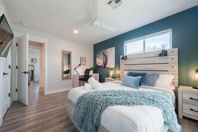 Building Photo - 4917 E Granada Rd