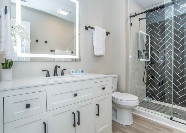 Building Photo - **OFFERING 1/2 OFF FIRST MONTH'S RENT FOR 9+ MONTH LEASE** Luxurious 2BD, 1.5BA Raleigh Unit (B) ...