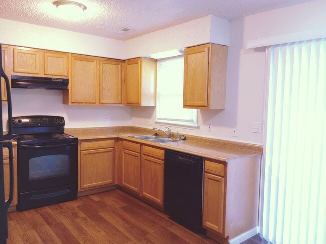 Building Photo - Darling 3 Bedroom Ranch with Fully Fenced ...