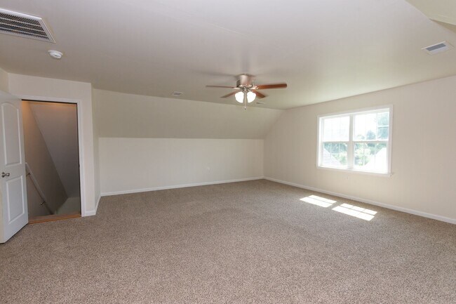 Building Photo - 3 Bedrooms and a bonus room in Richlands (Will include lawn service with increased rents)