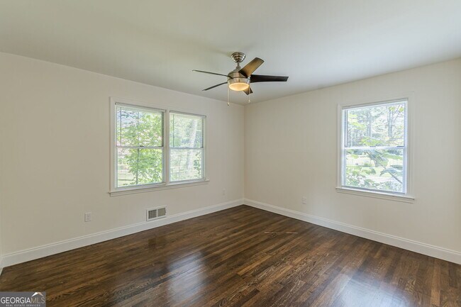 Building Photo - 427 Peyton Rd SW