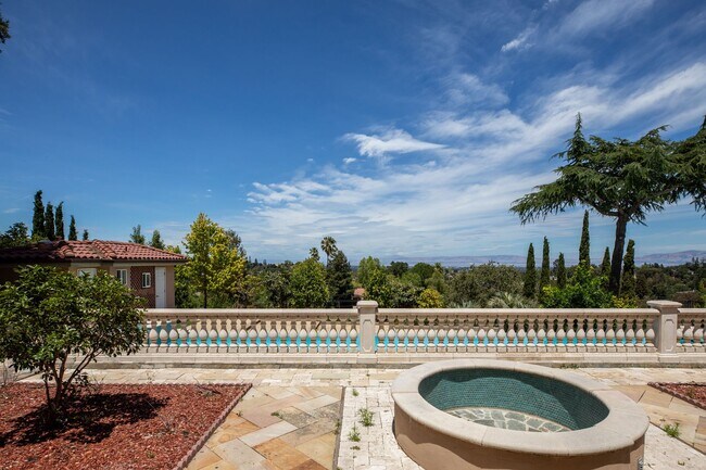 Building Photo - Amazing home, with incomparable views and privacy, but close in convenience!