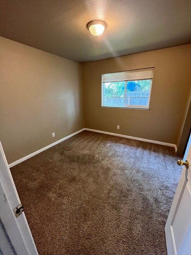Building Photo - Great 3 bdrm, 1.5 bath house