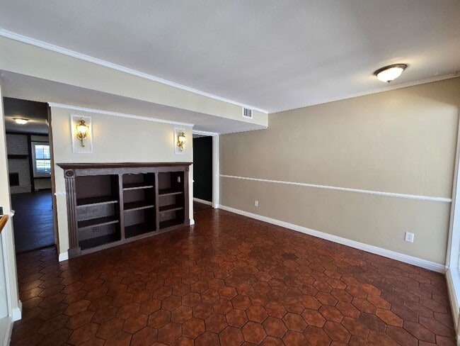 Building Photo - A Fabulous 3 Bedroom Townhome Centrally located.